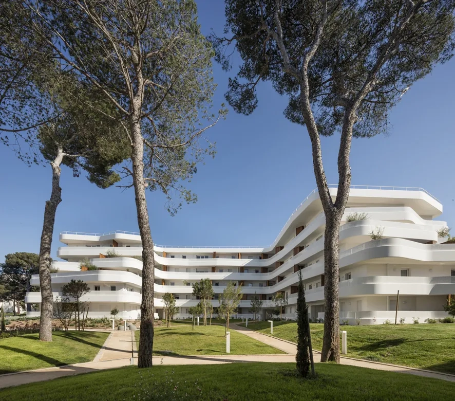 Les garde- corps des balcons filants s’enroulent autour de la façade et ondulent.