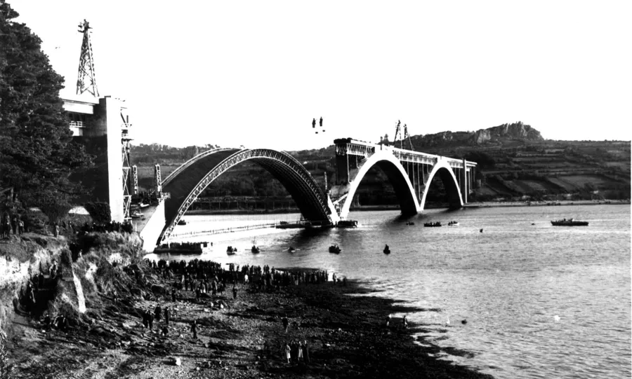 Reconstruction de l’une des arches, démolie pendant la seconde guerre mondiale, à l’aide d’un cintre similaire au cintre d’origine. © Coll. Ville de Landerneau ; Photothèque, Association Eugène Freyssinet Reconstruction de l’une des arches, démolie pendant la seconde guerre mondiale, à l’aide d’un cintre similaire au cintre d’origine. © Coll. Ville de Landerneau ; Photothèque, Association Eugène Freyssinet