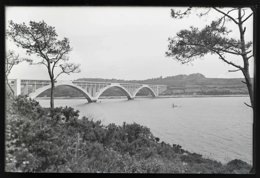 Les trois arches en béton armé de 186 m de portée étaient les plus longues de l’époque. © Coll. Ville de Landerneau ; Photothèque, Association Eugène Freyssinet Les trois arches en béton armé de 186 m de portée étaient les plus longues de l’époque. © Coll. Ville de Landerneau ; Photothèque, Association Eugène Freyssinet