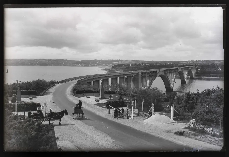 Jusqu’en 1994, année de mise en service du pont voisin de l’Iroise, le pont Albert-Louppe permettait la traversée des voitures automobiles...ou à cheval ! © Coll. Ville de Landerneau ; Photothèque, Association Eugène Freyssinet Jusqu’en 1994, année de mise en service du pont voisin de l’Iroise, le pont Albert-Louppe permettait la traversée des voitures automobiles...ou à cheval ! © Coll. Ville de Landerneau ; Photothèque, Association Eugène Freyssinet