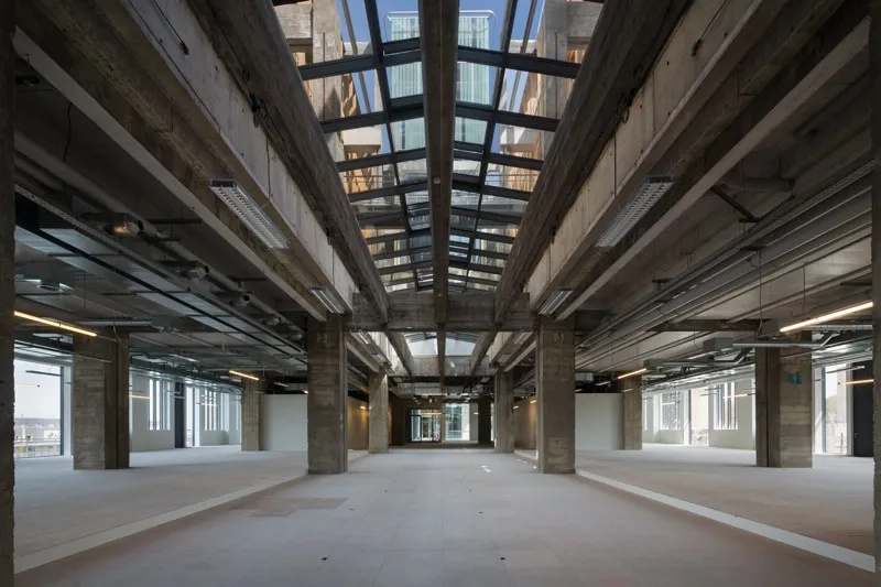 Au cœur de l’édifice, un patio triple hauteur, créé par la suppression de 4 000 m2 de planchers, assure une réponse environnementale en termes de ventilation, de rafraîchissement, de désenfumage et de lumière naturelle. Au cœur de l’édifice, un patio triple hauteur, créé par la suppression de 4 000 m2 de planchers, assure une réponse environnementale en termes de ventilation, de rafraîchissement, de désenfumage et de lumière naturelle.