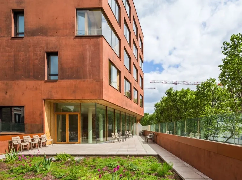 une terrasse généreuse prolonge la salle à manger, au premier niveau du pôle d’hébergement pour personnes âgées. une terrasse généreuse prolonge la salle à manger, au premier niveau du pôle d’hébergement pour personnes âgées.