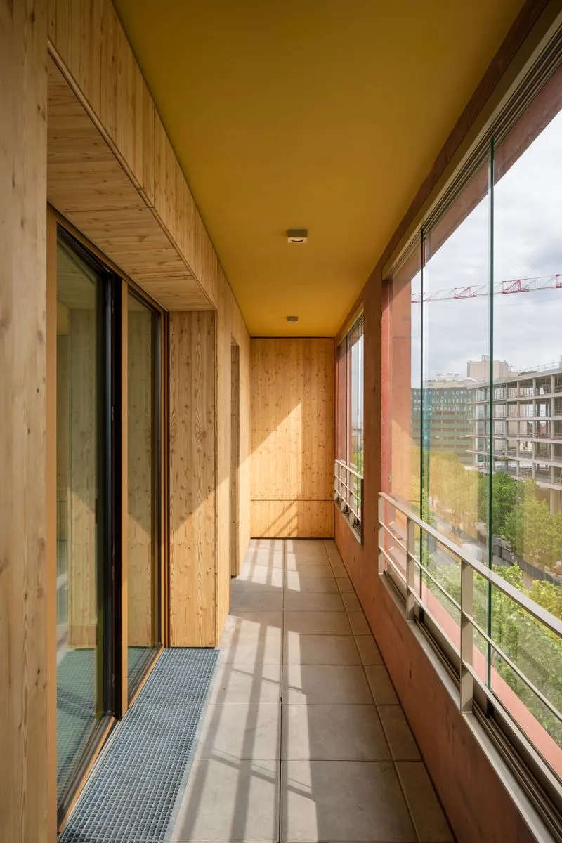 en plus des terrasses, les lieux de vie en commun sont prolongés de loggias, protégées du bruit de la ville par des remparts en verre. en plus des terrasses, les lieux de vie en commun sont prolongés de loggias, protégées du bruit de la ville par des remparts en verre.