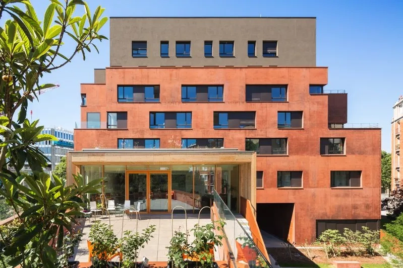 Le centre d’accueil de jour bénéficie d’un bel espace extérieur associant terrasse et espace planté. Le centre d’accueil de jour bénéficie d’un bel espace extérieur associant terrasse et espace planté.