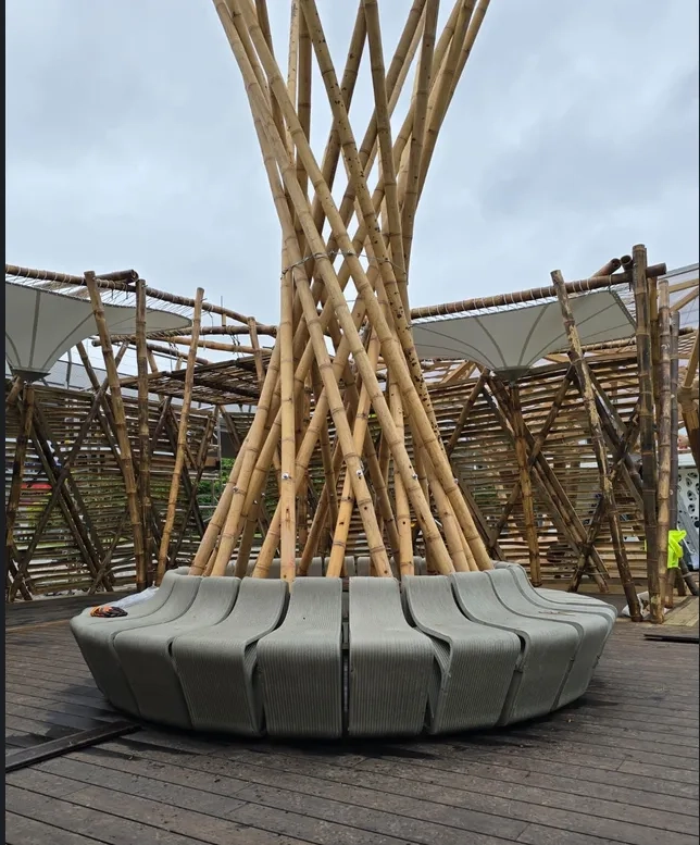 Piédestal central – bambou et impression béton 3D - du Pavillon éphémère de la Fédération de Surf pour les JO Paris 2024, conçu et réalisé par l'ENA de Montpellier-La Réunion Surf La Kaz - piédestal central en bambou et béton 3D, du Pavillon éphémère de la Fédération de Surf JO Paris 2024, conçu et réalisé par l'ENA de Montpellier-La Réunion