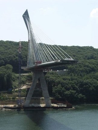 Construction du pont à haubans de Térénez (29), inauguré en 2011 : pylone en lambda renversé. (c) photo Noël Richet