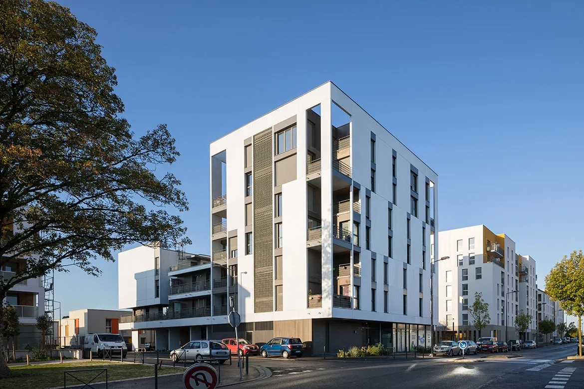 Le volume cubique vertical de l’immeuble plot participe au front bâti  de la rue Daniel-Mayer.