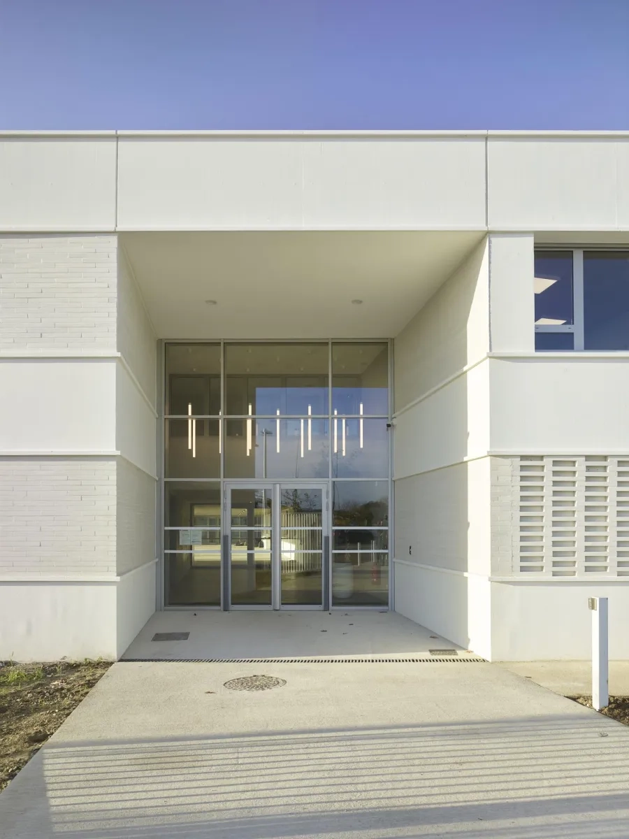 L’entrée de la maternelle et de l’école primaire. @ Roland Halbe L’entrée de la maternelle et de l’école primaire. @ Roland Halbe