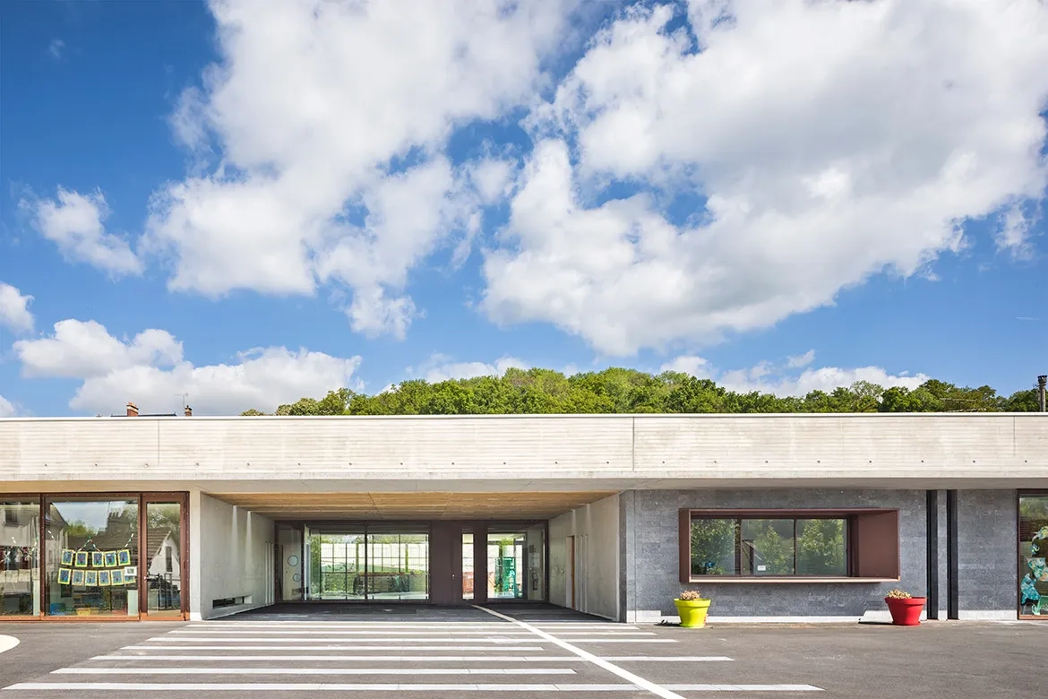En transpa- rence avec la salle de motricité au niveau du préau et du hall, le bâtiment semble transpercé par la lumière. En transpa- rence avec la salle de motricité au niveau du préau et du hall, le bâtiment semble transpercé par la lumière.