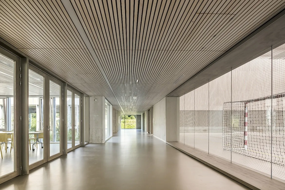 Les vues et les transparences donnent à voir les principaux lieux du gymnase. Les vues et les transparences donnent à voir les principaux lieux du gymnase.