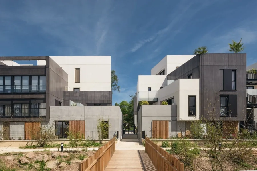 La volumétrie complexe des petits immeubles engendre une grande variété de façades. La volumétrie complexe des petits immeubles engendre une grande variété de façades.