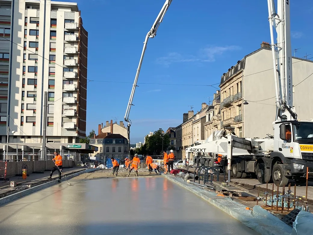 Mise en oeuvre du revêtement en BAC ave livraison du béton par pompage. ©Pierre Nisi / Sols