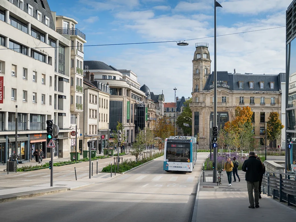 Section 2. Aménagement en béton bouchardé pour s'intégrer à l'espace urbain. ©Vicat