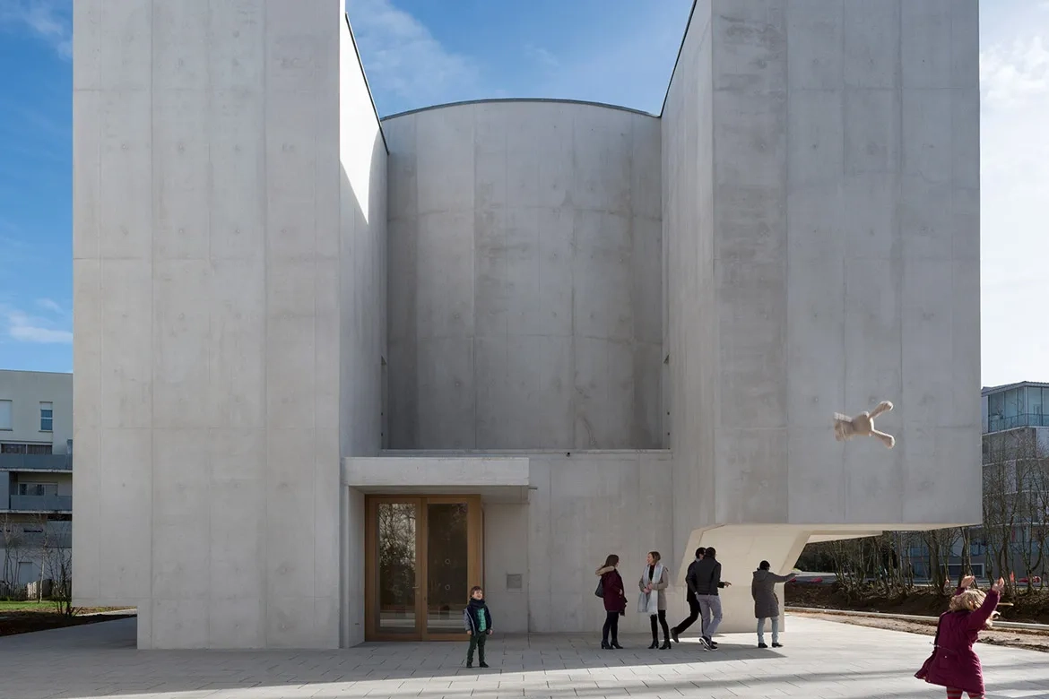 Façade ouest d’entrée : l’espace public et le parvis de l’église se confondent. 