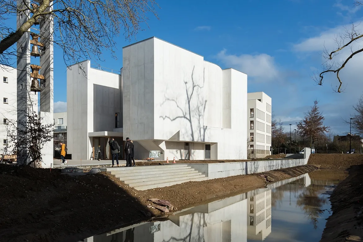 Le demi-cylindre de l’abside émerge en porte-à-faux de la façade est. 