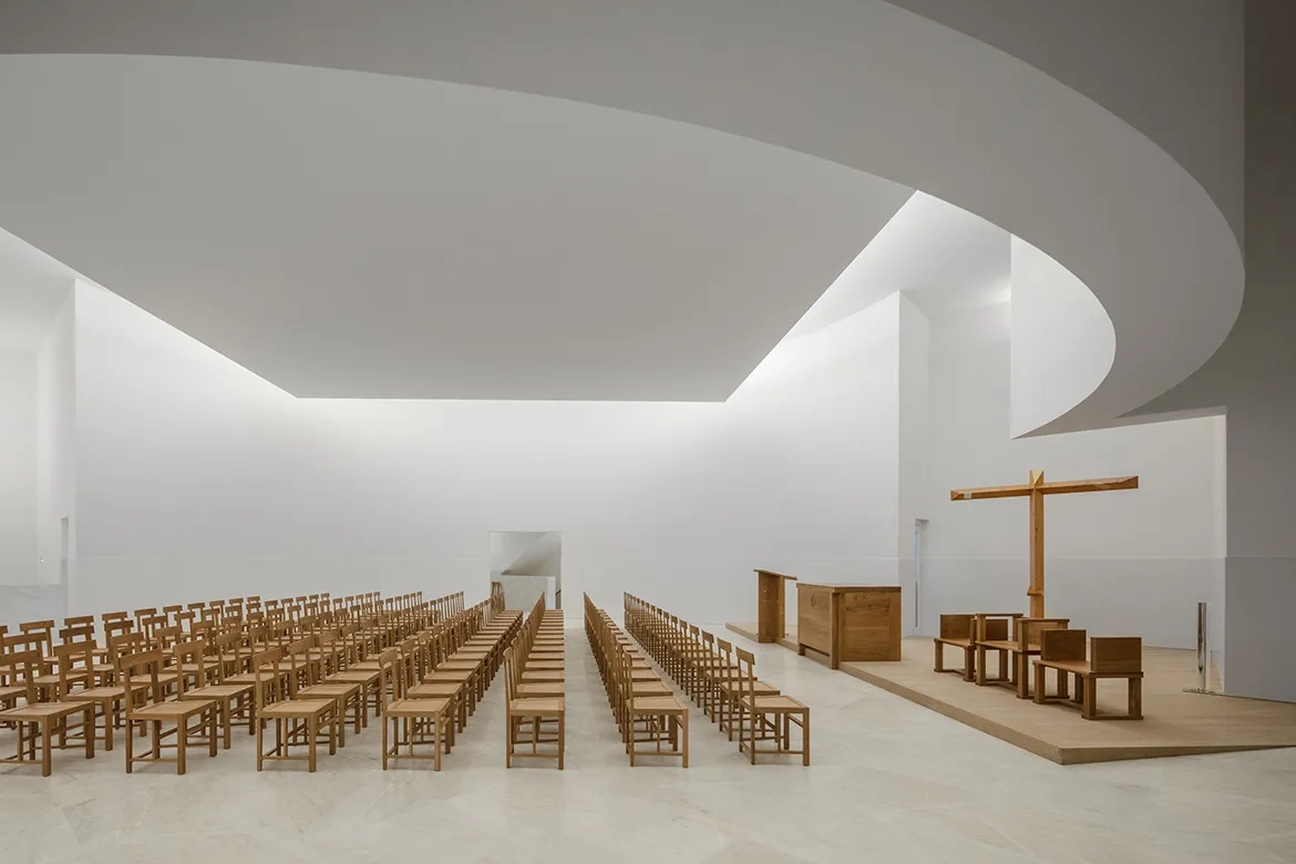 Le panneau carré surplombe la partie centrale de l’église. Il diffuse la lumière zénithale de la verrière située au-dessus. 