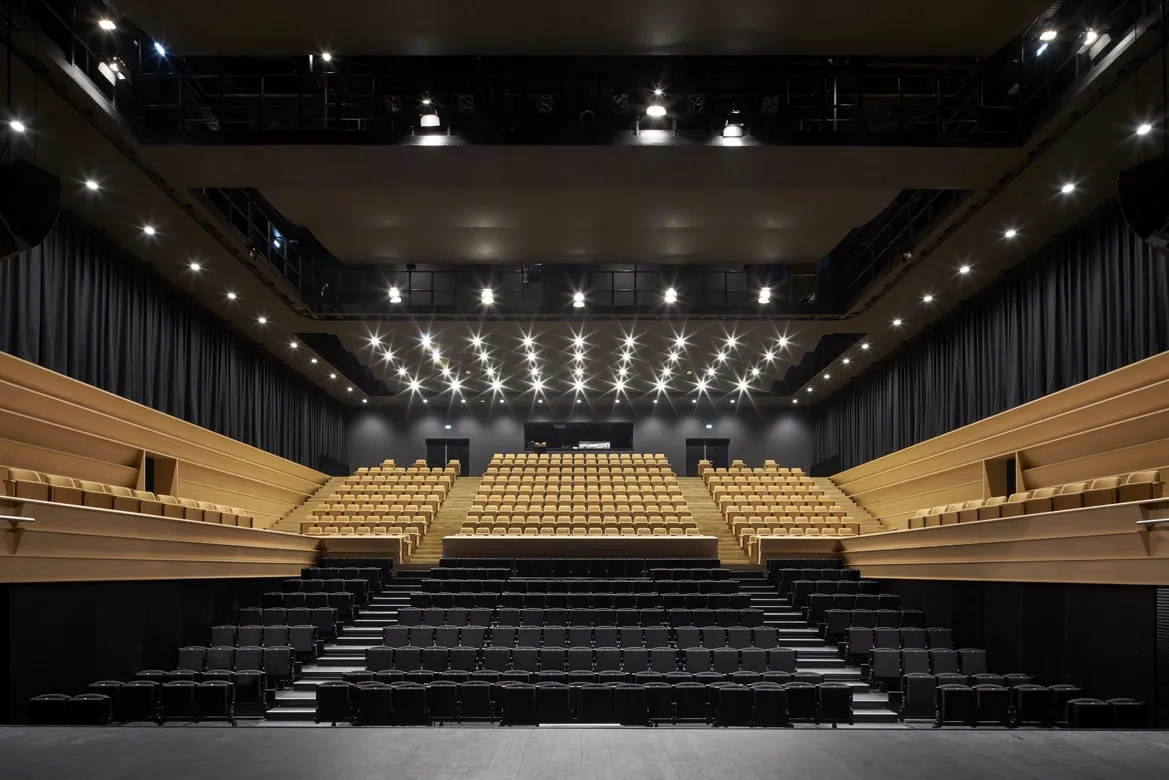 La grande salle de spectacle. La grande salle de spectacle.
