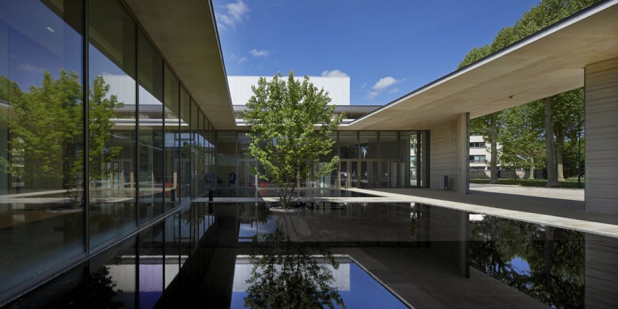 Les débords de toiture et la présence du miroir d’eau soulignent la géométrie d’une architecture où les vides et les effets de filtre sont une composante essentielle.