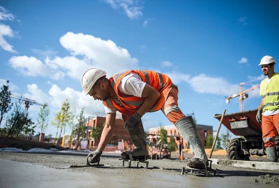 Après serrage, le béton frais a ensuite été finement taloché par des équipiers montés sur des chaussures à clous. Après serrage, le béton frais a ensuite été finement taloché par des équipiers montés sur des chaussures à clous.