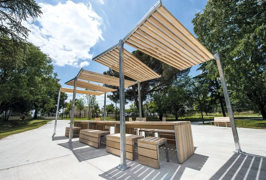 Les « stations vertes » des Sècheries : des aires de repos ou d'animation, dotées de mobilier et desservies par les cheminements en béton balayé. Les « stations vertes » des Sècheries : des aires de repos ou d'animation, dotées de mobilier et desservies par les cheminements en béton balayé.