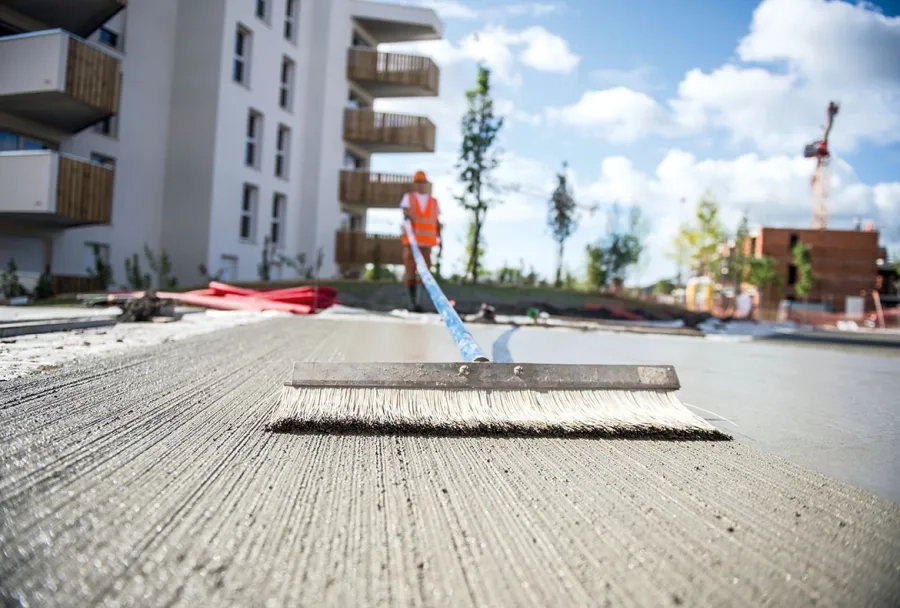 La surface du béton a enfin été animée par de fines stries régulières, réalisées au moyen d'un balai de marquage. La surface du béton a enfin été animée par de fines stries régulières, réalisées au moyen d'un balai de marquage.