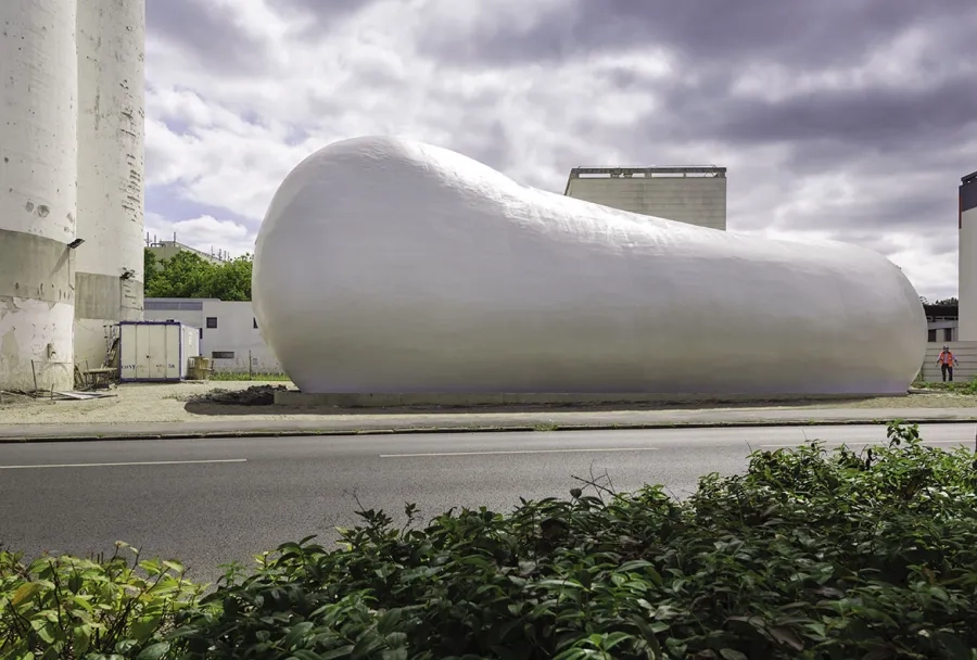 Vue de profil, partie émergée de la station de pompage réalisée en béton projeté. Vue de profil, partie émergée de la station de pompage réalisée en béton projeté.