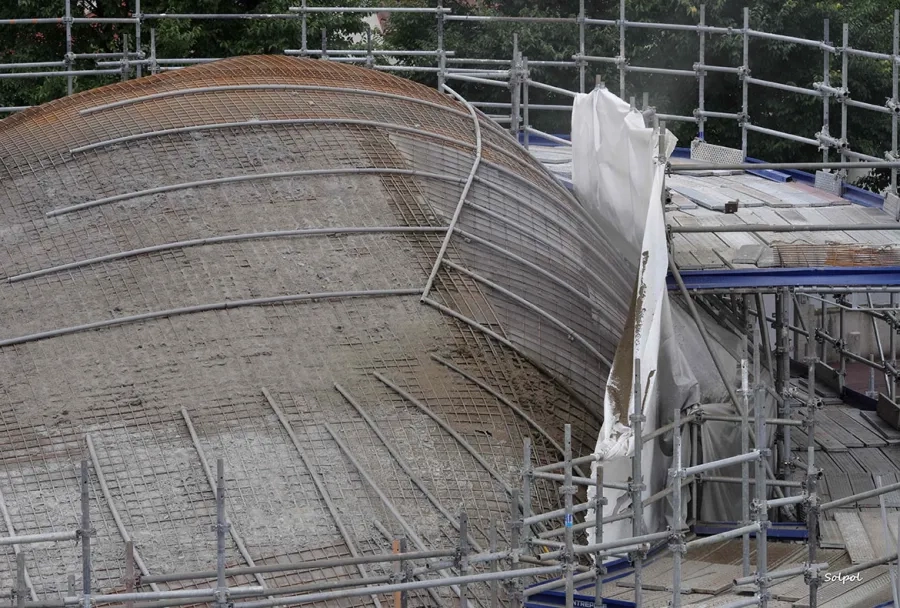 Ferraillage de la coque en béton armé. après la projection par l’intérieur, la projection par voie humide par l’extérieur peut débuter. Ferraillage de la coque en béton armé. après la projection par l’intérieur, la projection par voie humide par l’extérieur peut débuter.