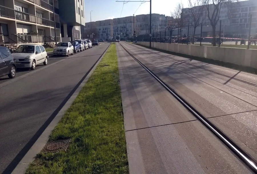 La plate-forme du tramway T6 est constituée d’une dalle courte en béton non armé et goujonné La plate-forme du tramway T6 est constituée d’une dalle courte en béton non armé et goujonné