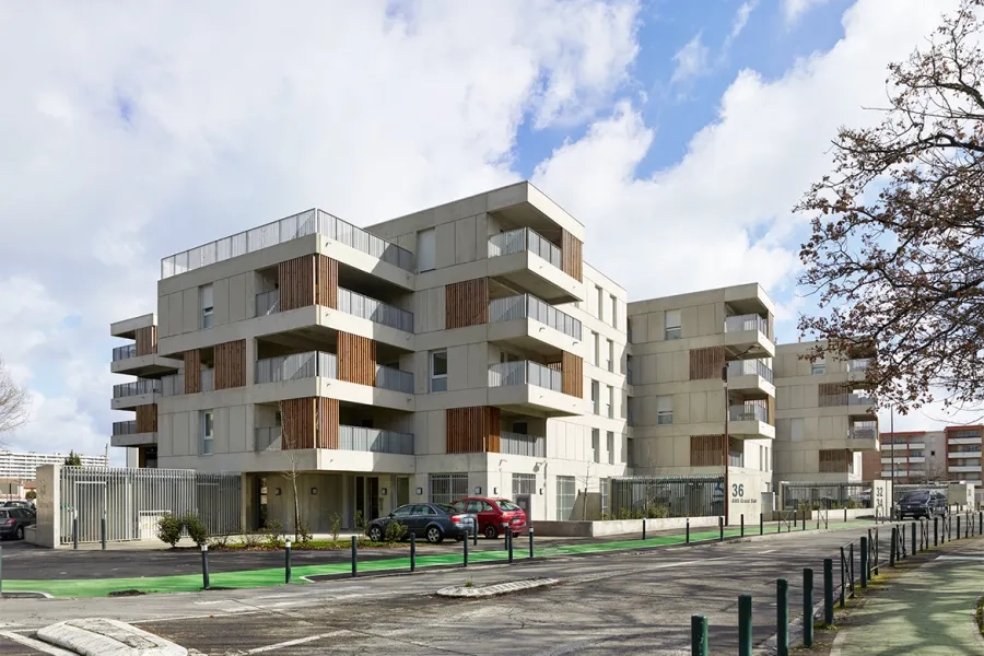 La conception en petits volumes à r+4 introduit une échelle humaine au sein du quartier.
