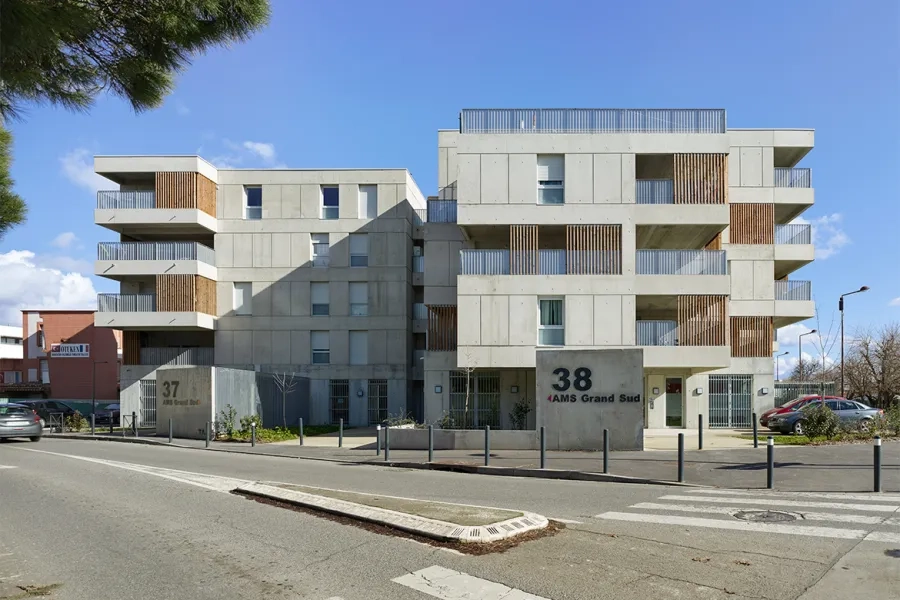 tous les logements sont dotés de balcons ou de loggias qui forment des avancées ou des espaces en creux, créant des perspectives variées depuis la rue.