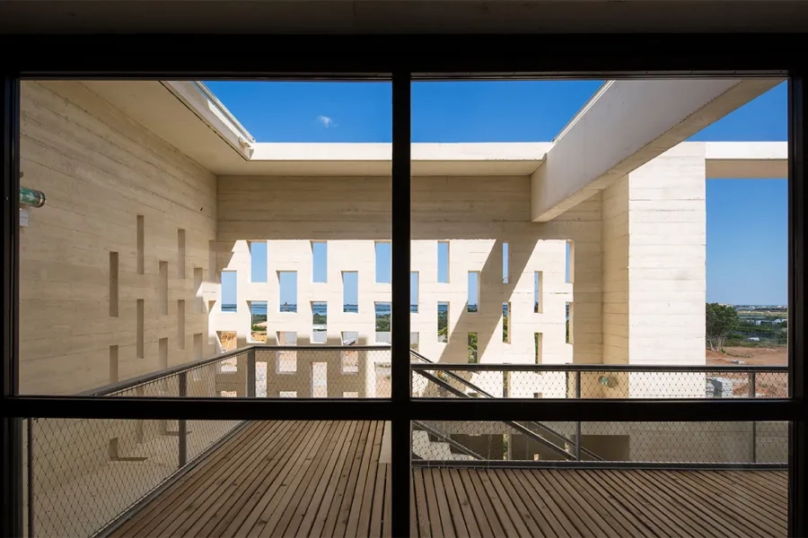 Claustra qui protège l’angle de la terrasse et donne à cet endroit une intériorité et une protection, qui contrastent avec la vue panoramique vers la mer. claustra qui protège l’angle de la terrasse et donne à cet endroit une intériorité et une protection, qui contrastent avec la vue panoramique vers la mer.
