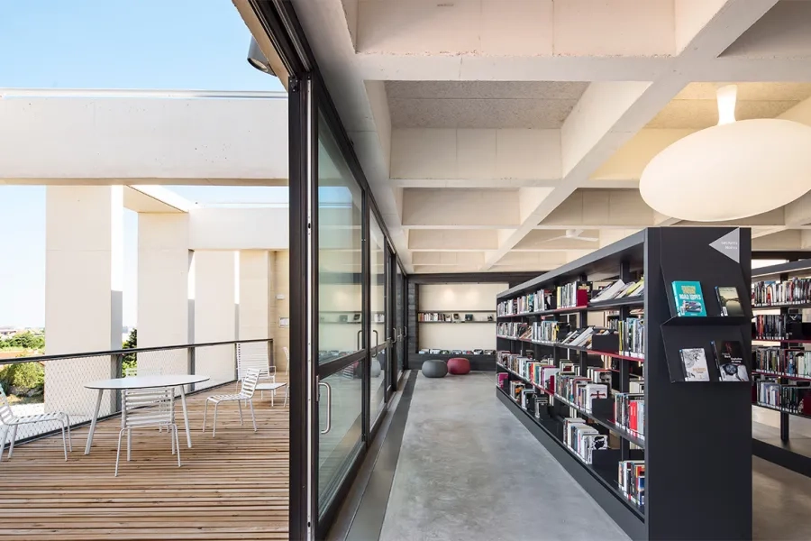 La salle de lecture du deuxième étage s’étend à l’extérieur en une terrasse d’où l’on aperçoit la mer. la salle de lecture du deuxième étage s’étend à l’extérieur en une terrasse d’où l’on aperçoit la mer.