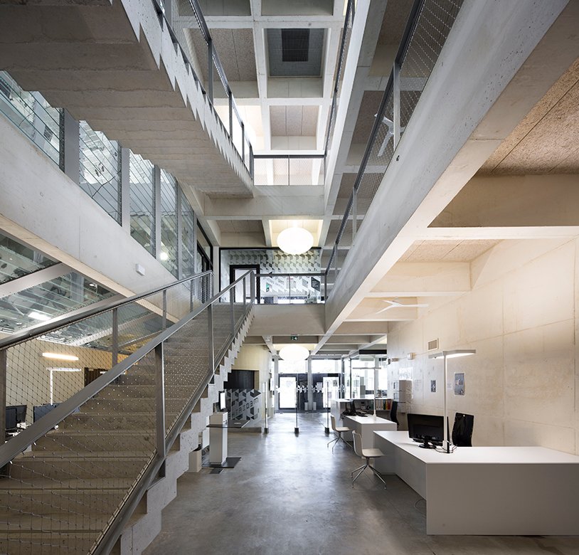 l’accueil de la médiathèque en relation avec l’ensemble des espaces à travers ce grand escalier qui occupe le centre du volume.
