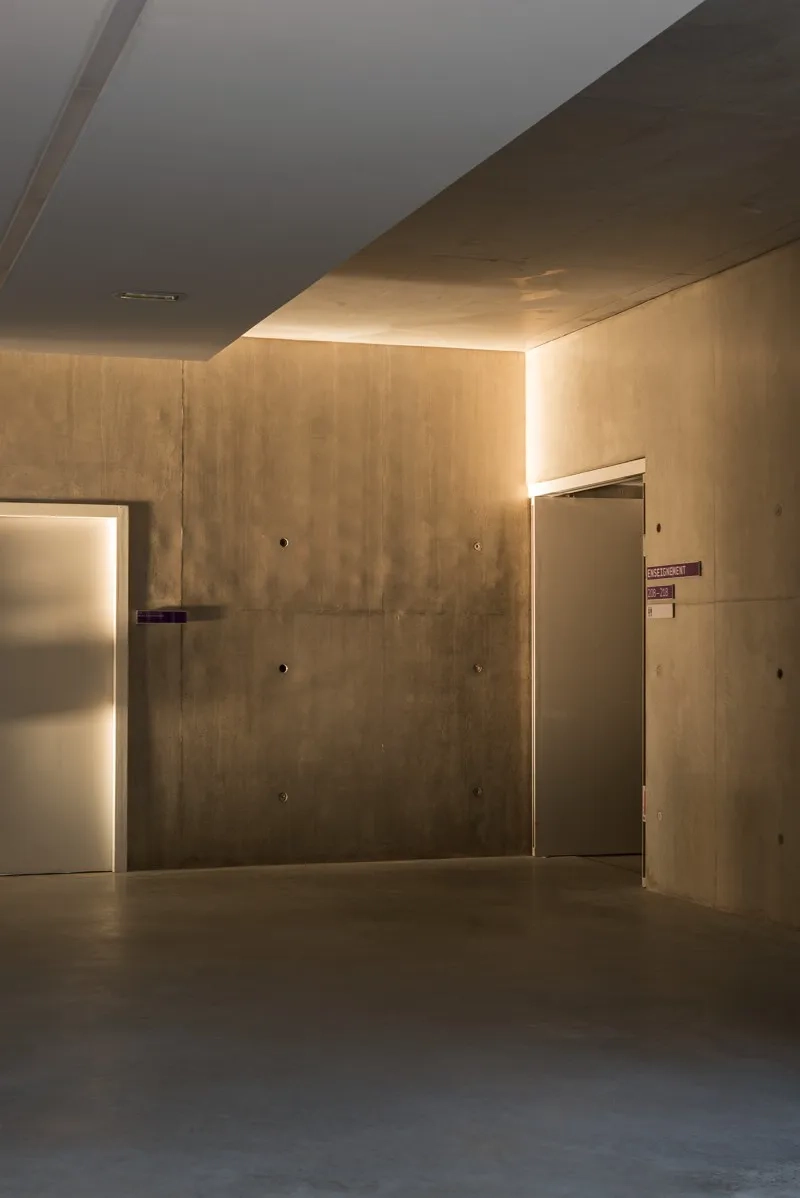 La présence intérieure du béton favorise la pérennité du bâtiment et l’inertie thermique. La présence intérieure du béton favorise la pérennité du bâtiment et l’inertie thermique.