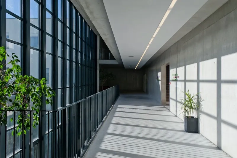 Les circulations sont organisées autour du hall, mis en scène en grand atrium central. il permet d’embrasser la véritable échelle du bâtiment. Les circulations sont organisées autour du hall, mis en scène en grand atrium central. il permet d’embrasser la véritable échelle du bâtiment.