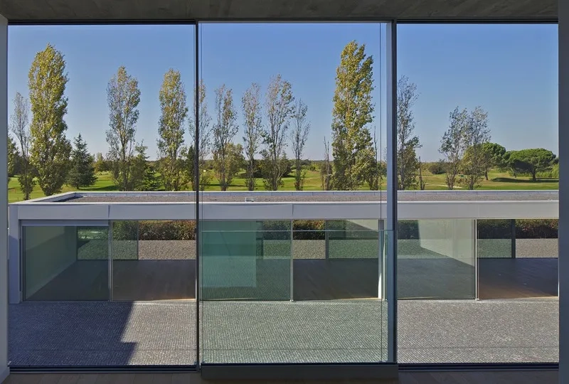 Vue sur le paysage depuis une chambre. Vue sur le paysage depuis une chambre.