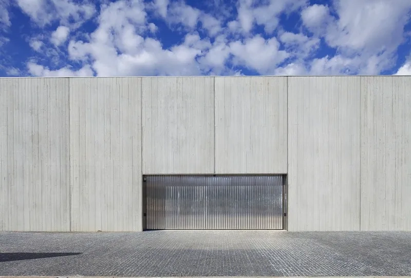 Les murs sont réalisés avec des panneaux en béton préfabriqué matricé. Les murs sont réalisés avec des panneaux en béton préfabriqué matricé.