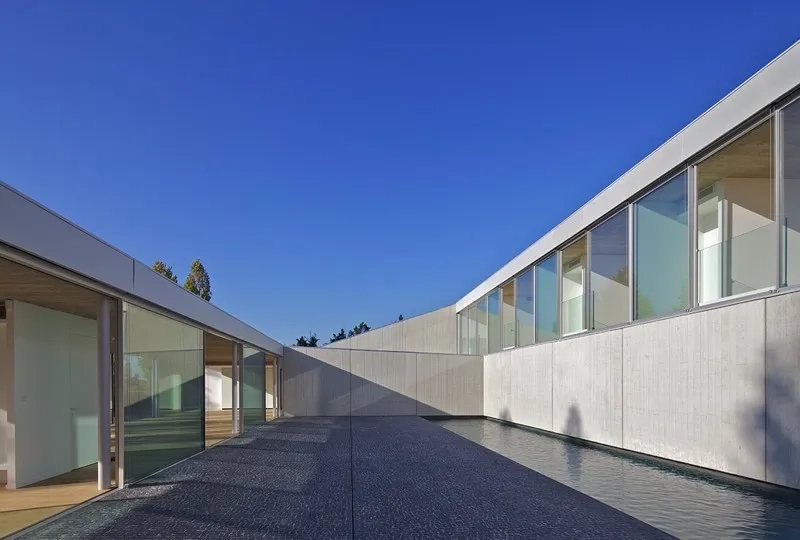 Le patio et la piscine. Le patio et la piscine.