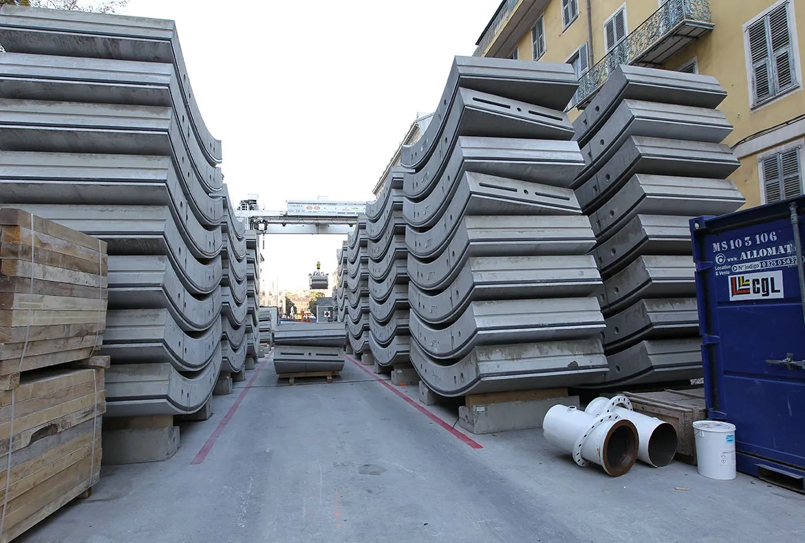 Rue ségurane : sur la zone de chantier, stockage des voussoirs en flux tendu, en raison de l’exiguïté des lieux.