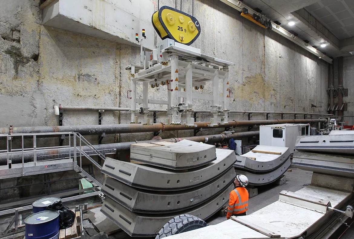 Puits d’entrée du tunnel. manutention des voussoirs de 6 tonnes chacun.