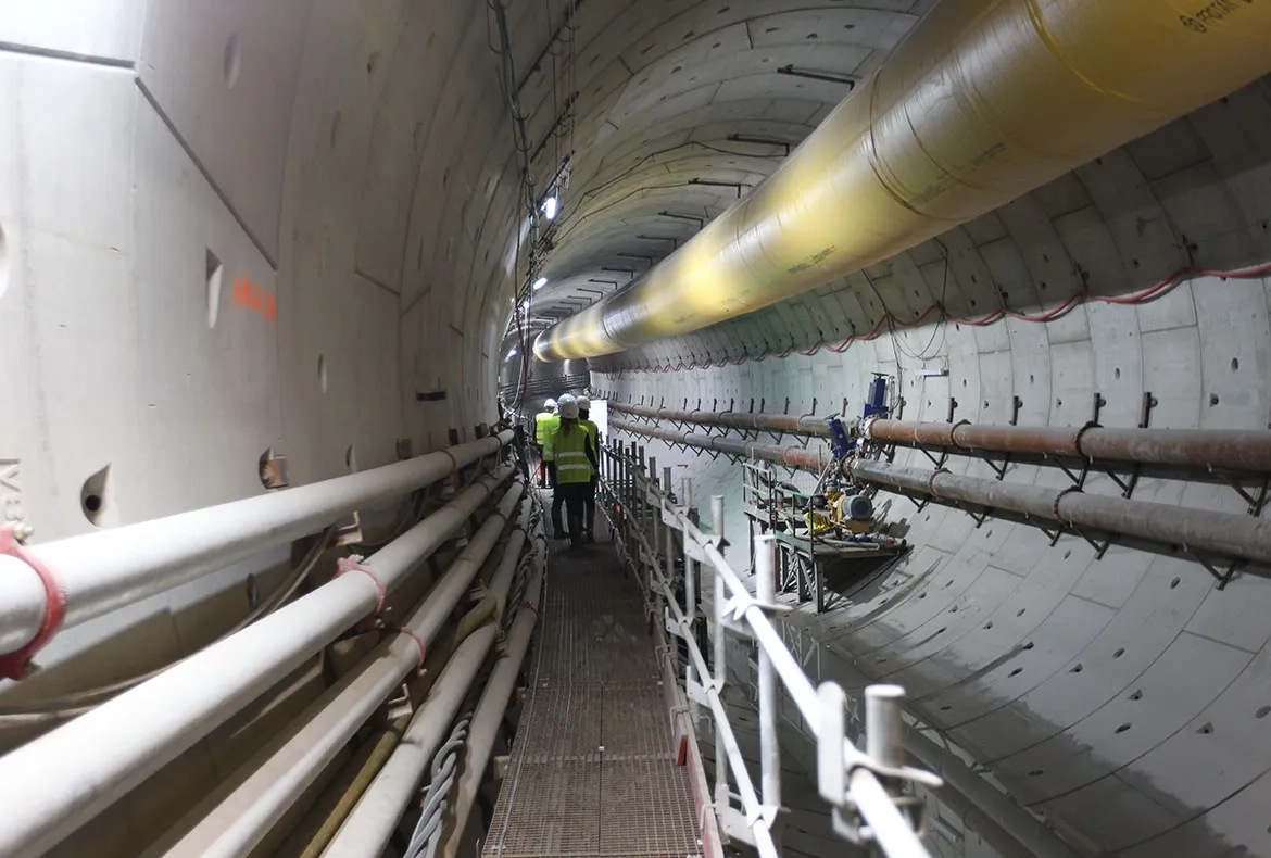 Intérieur du tunnel avec la conduite de marinage pour l’exfiltration des déblais et la canalisation de boue bentonitique.