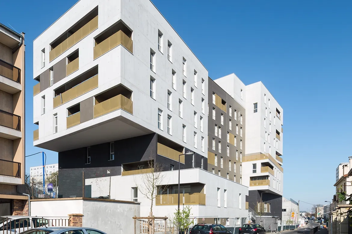 Au sud, un porte-à-faux assure la transition avec le bâtiment voisin.