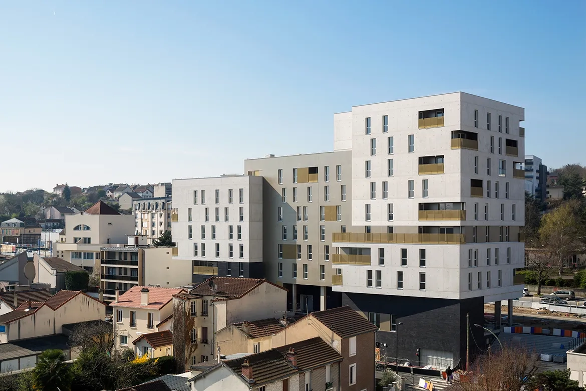 Découpée en trois parties, l’opération s’élève progres- sivement de R+5 à R+8.
