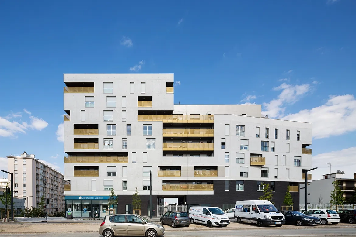 Les façades en béton autoplaçant expriment la rigueur du plan. 