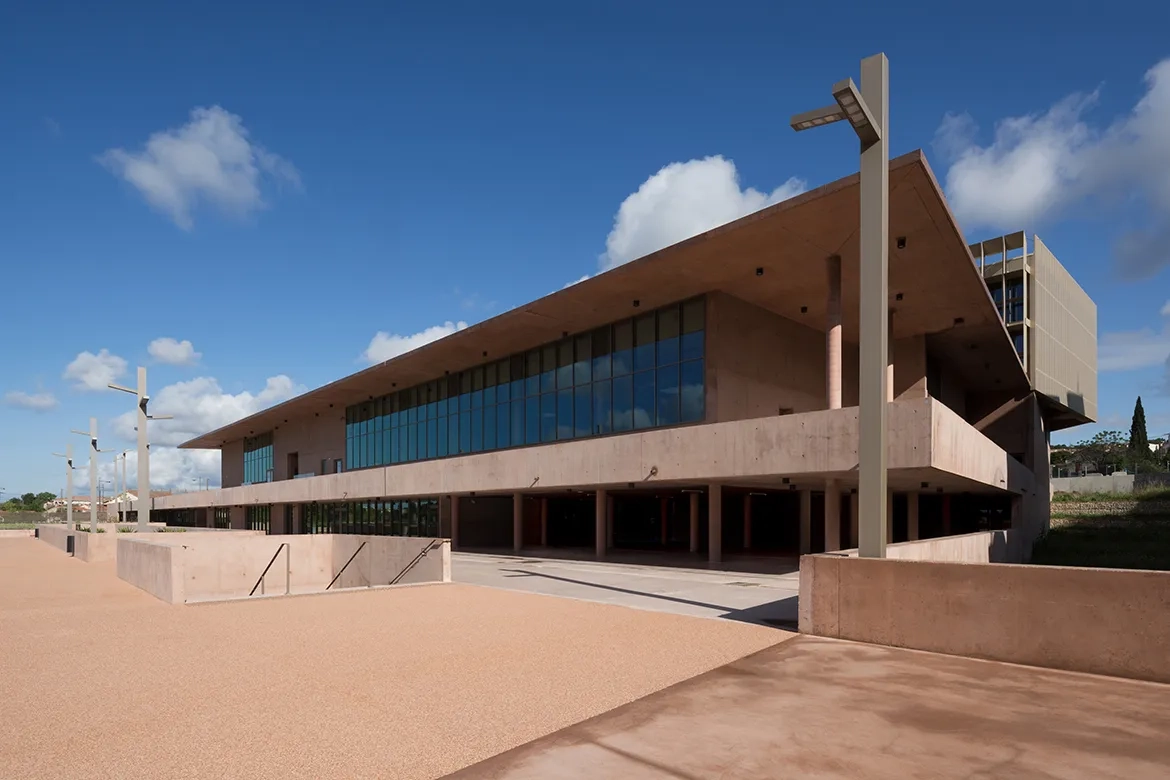 Le lycée est construit avec pour unique matériau le béton, au sol, aux murs et plafonds. Sa teinte reprend celle du site.