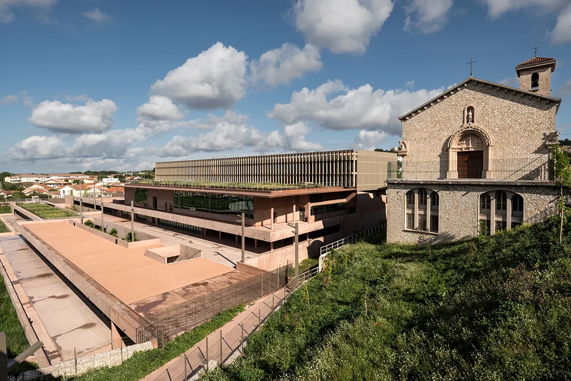 L’église conserve toute son importance malgré  un rapport d’échelle défavorable avec le lycée.