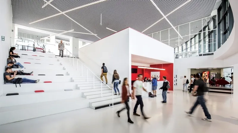 Vue sur le hall, l’accueil et l’escalier qui conduit au premier étage. Vue sur le hall, l’accueil et l’escalier qui conduit au premier étage.