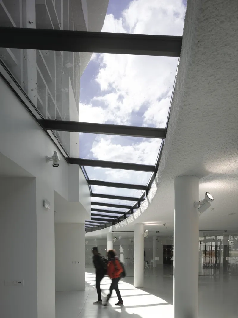 une verrière périphérique forme une liaison lumineuse entre l’extension et l’existant. une verrière périphérique forme une liaison lumineuse entre l’extension et l’existant.