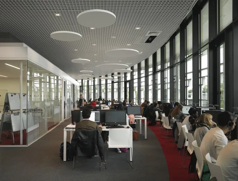 Un espace de travail de la bibliothèque. Un espace de travail de la bibliothèque.