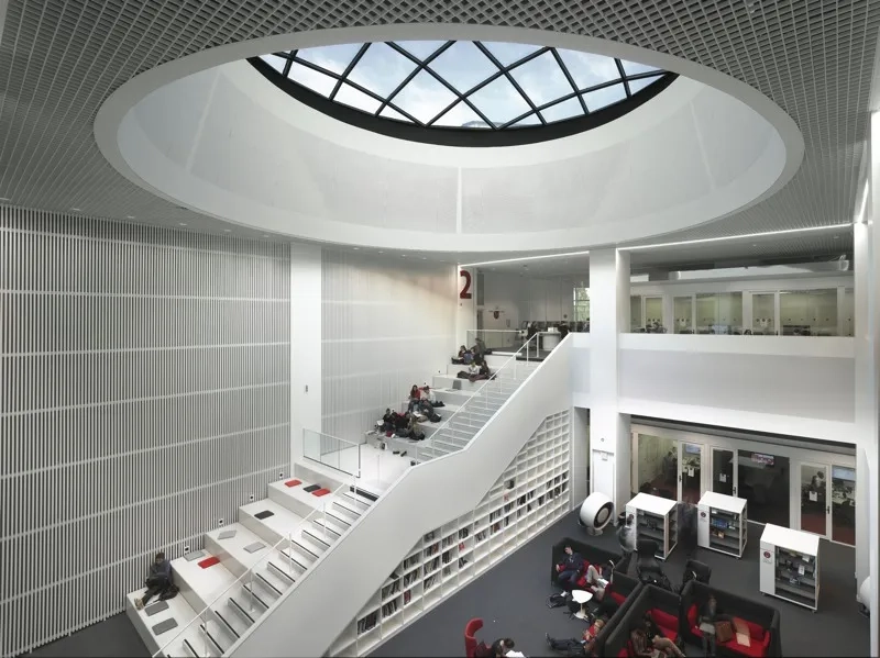 L’espace de l’atrium se développe dans le vide central jusqu’à la verrière. L’espace de l’atrium se développe dans le vide central jusqu’à la verrière.